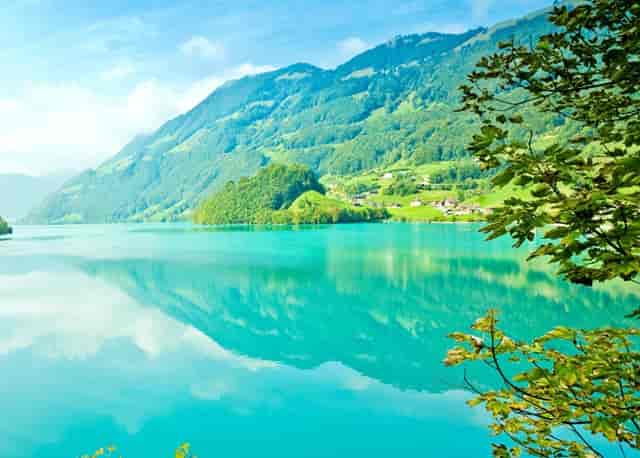 山海关有一座角山长城，雄伟浩瀚，还是万里长城第一山